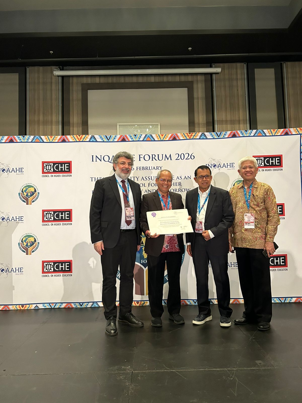 Ketua Umum LAMDIK, Prof. Dr. Muchlas Samani menerima sertifikat ISG Alignment dari INQAAHE